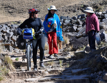 Judit and the two young shepherds on the Inca trail