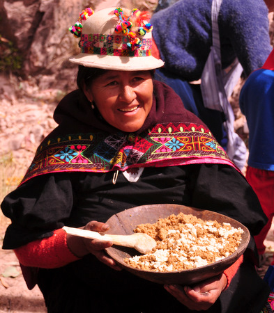 Cocinera mostrando el phiri