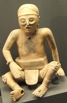 Jugador de Ulamalixtli o Juego de Pelota (figura de cerámica Azteca)