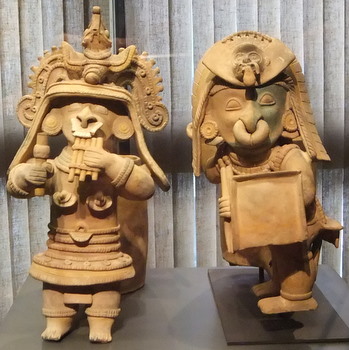Vasos adornados con guerrero y músico (cerámica de la cultura Jama-coaque)